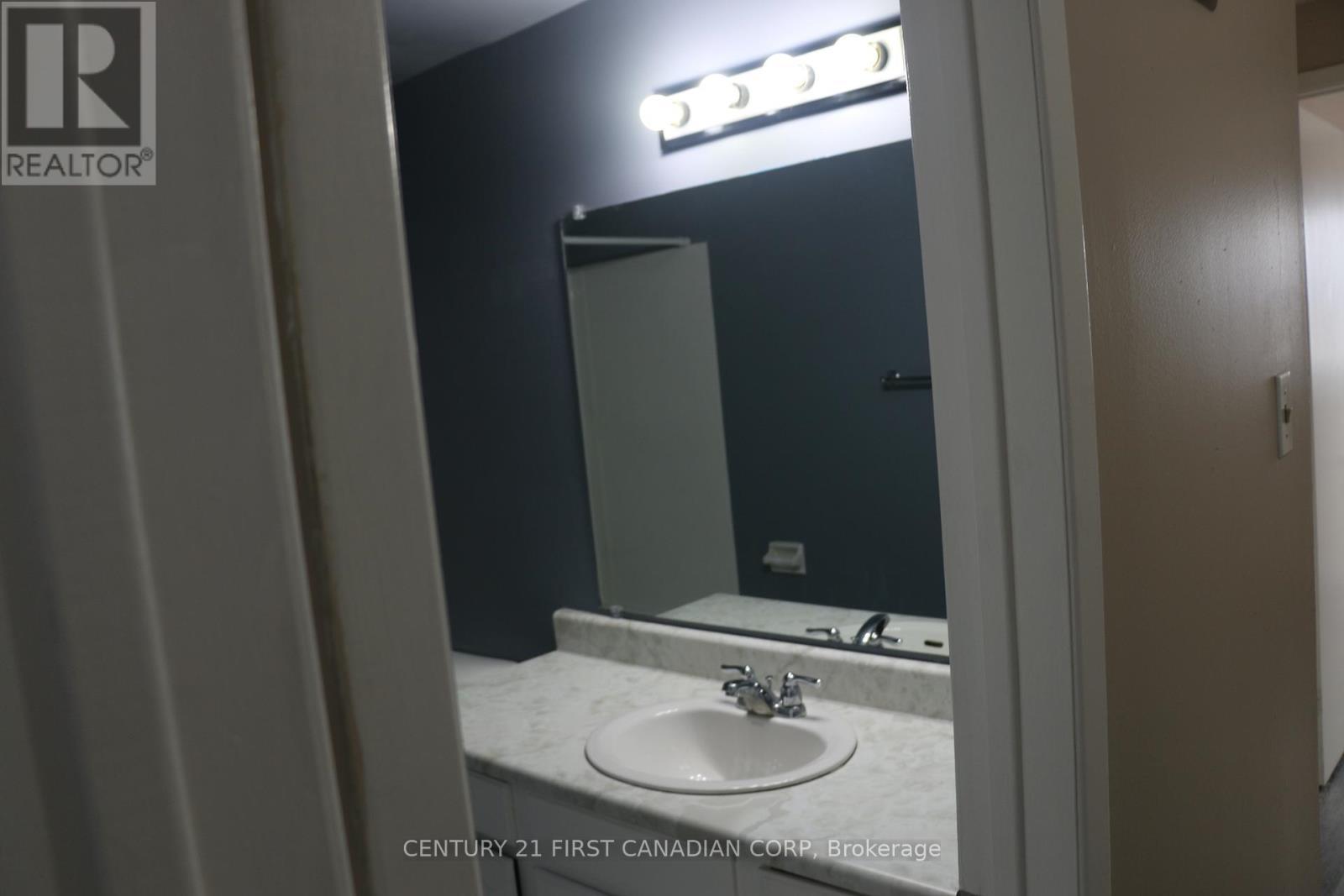 4 - 51 Sholto Drive, London South (South X), ON - Indoor Photo Showing Bathroom