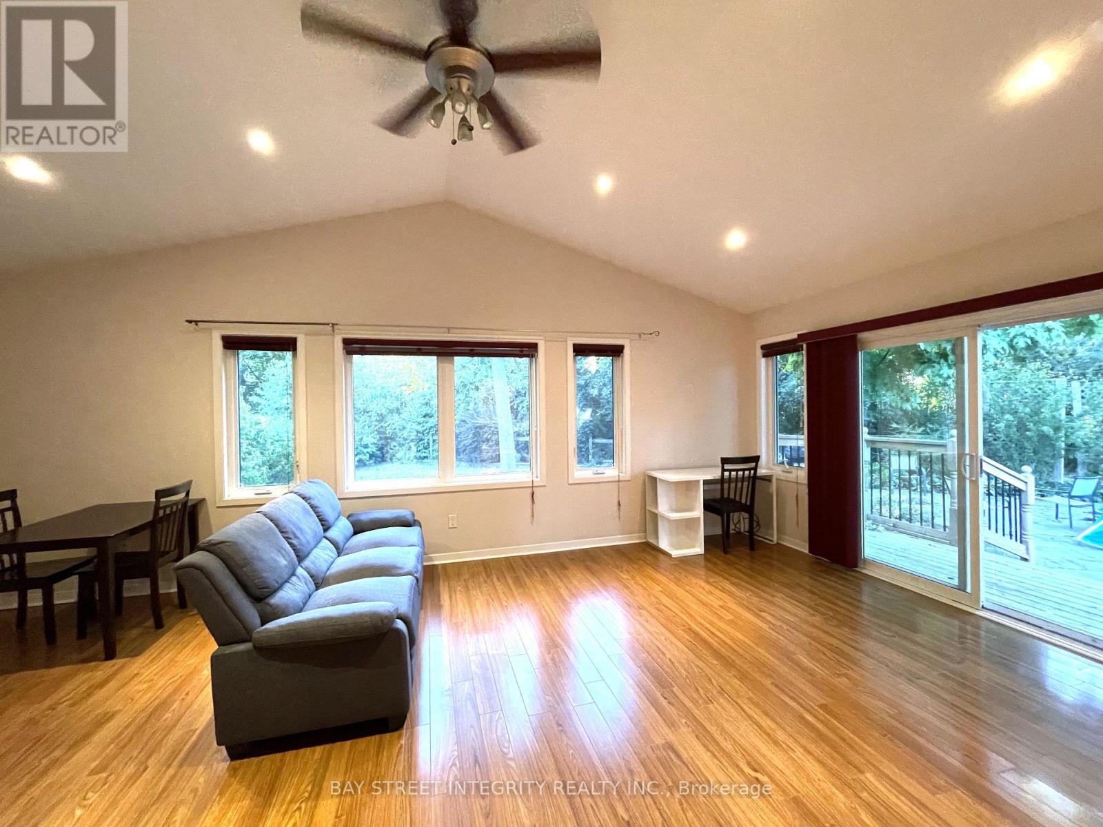 2 - 1339 Pinegrove Road, Oakville, ON - Indoor Photo Showing Living Room
