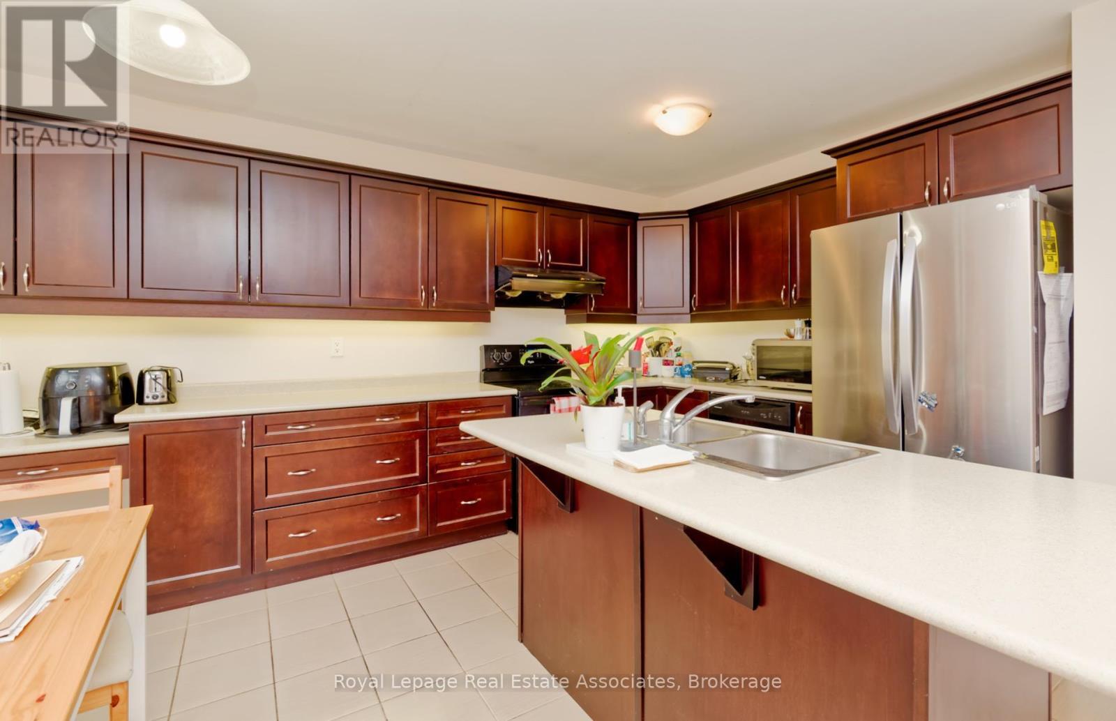 440 Dalhousie Gate, Milton, ON - Indoor Photo Showing Kitchen With Double Sink