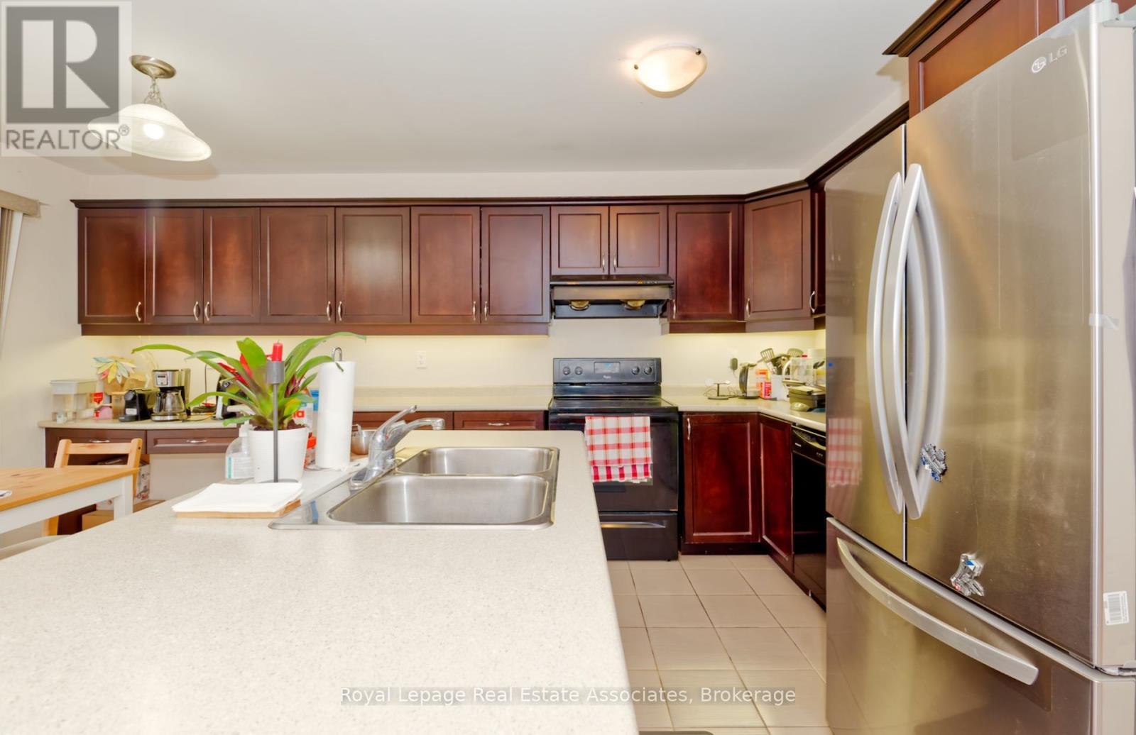 440 Dalhousie Gate, Milton, ON - Indoor Photo Showing Kitchen With Double Sink