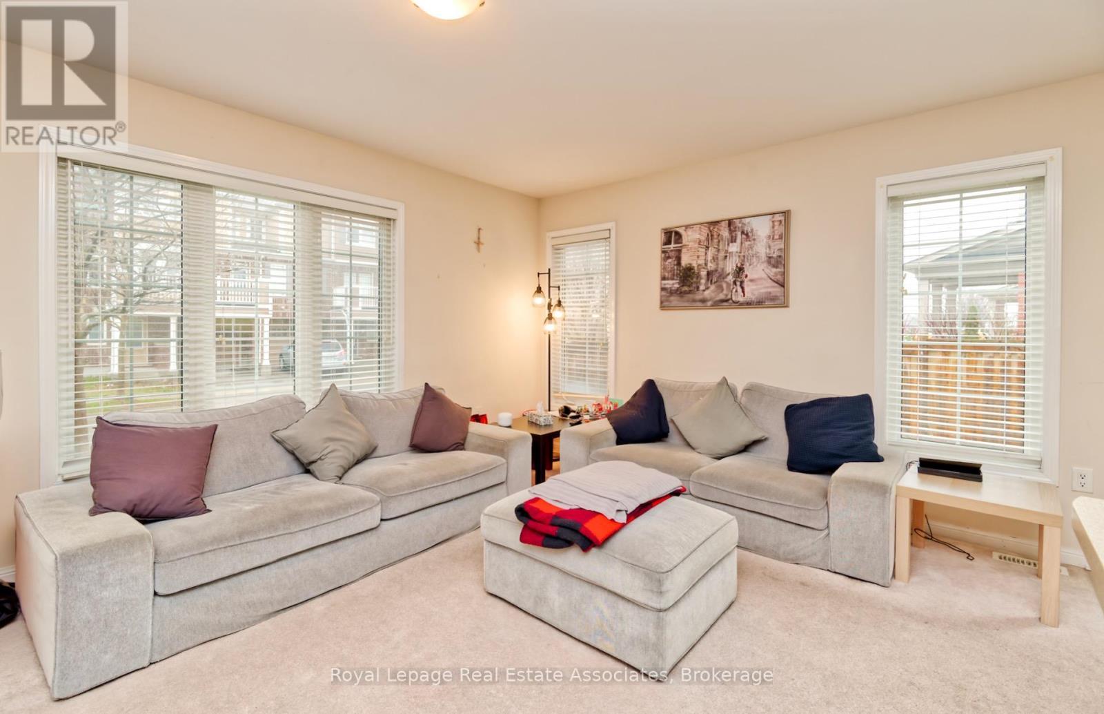 440 Dalhousie Gate, Milton, ON - Indoor Photo Showing Living Room