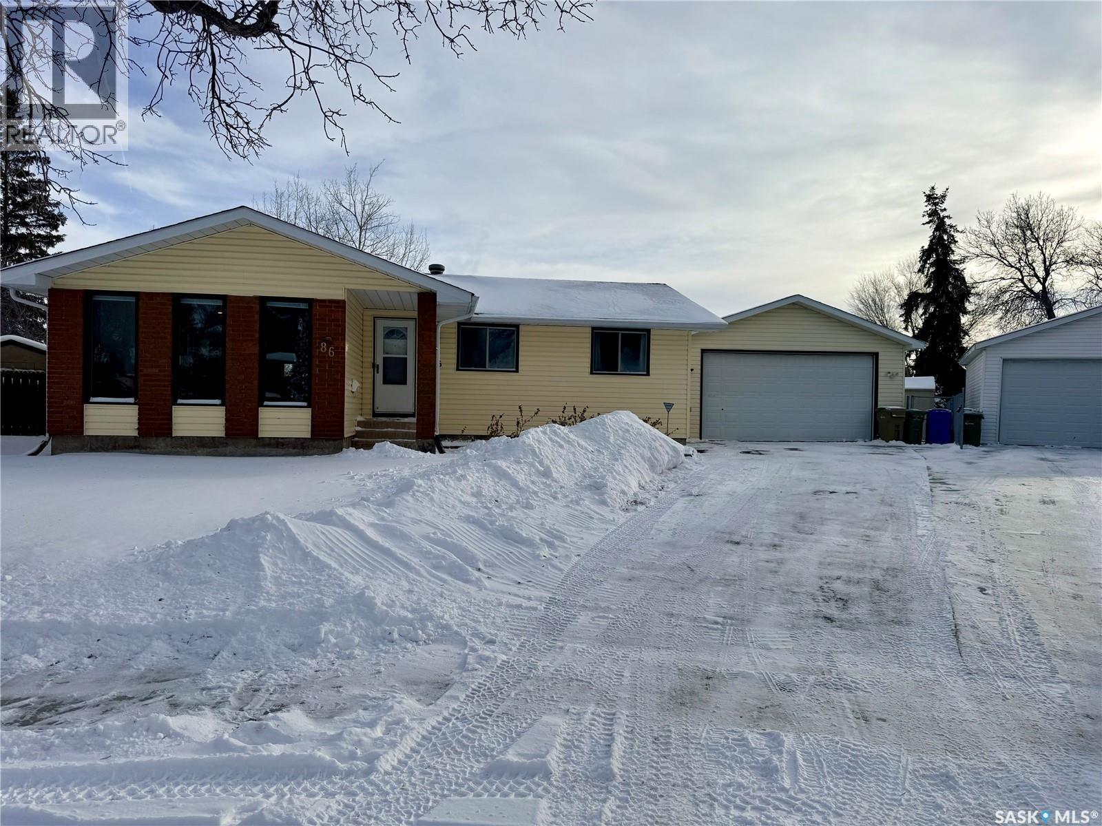 86 Mackenzie Crescent, Regina, SK - Outdoor