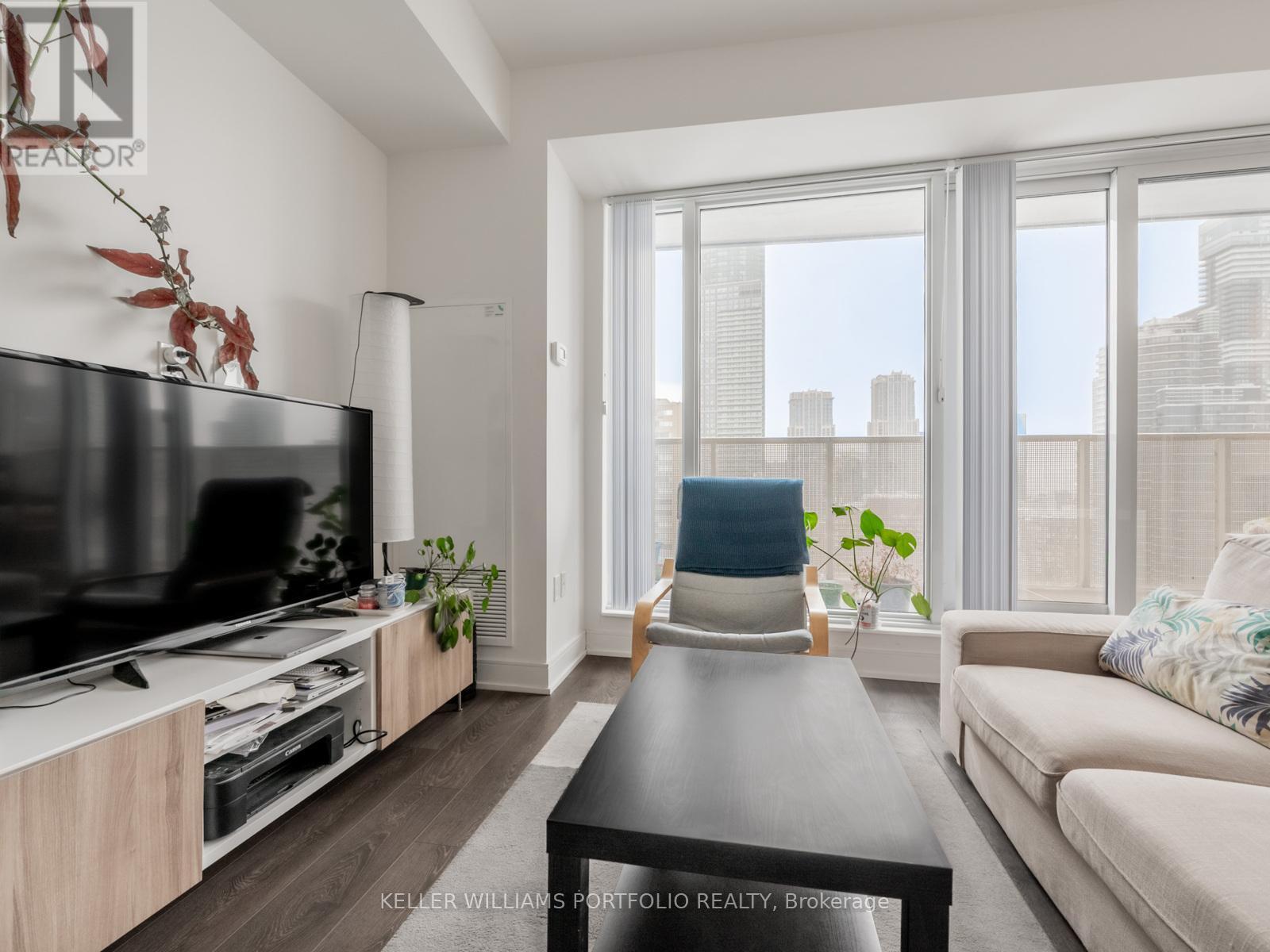 2501 - 89 Mcgill Street, Toronto, ON - Indoor Photo Showing Living Room