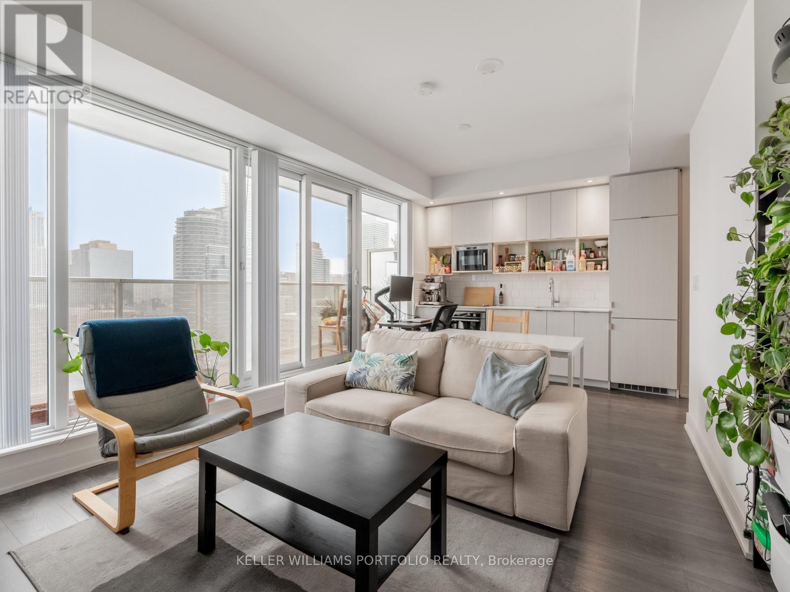 2501 - 89 Mcgill Street, Toronto, ON - Indoor Photo Showing Living Room