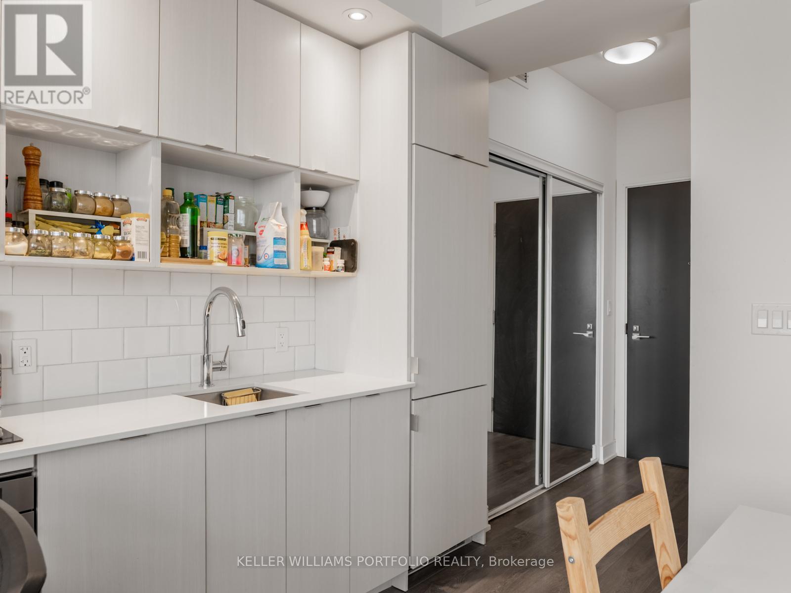 2501 - 89 Mcgill Street, Toronto, ON - Indoor Photo Showing Kitchen