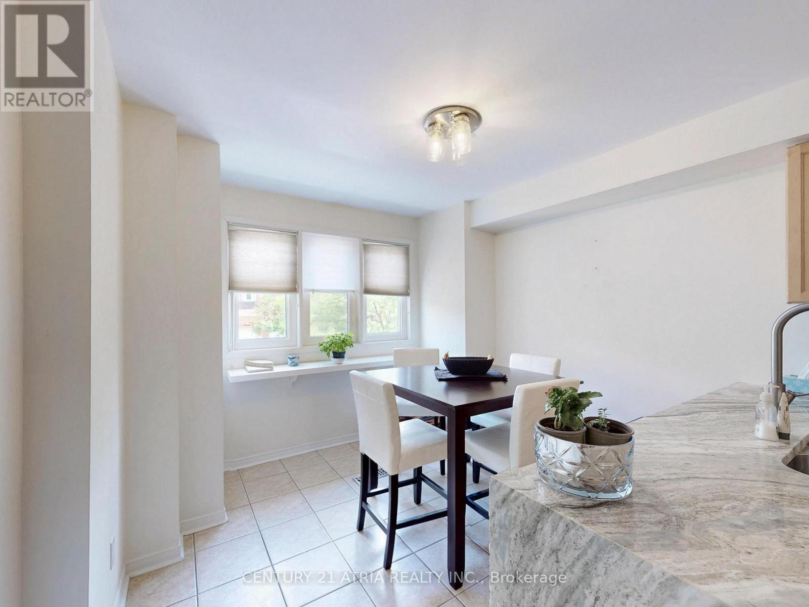 16 Stiles Avenue, Aurora, ON - Indoor Photo Showing Dining Room