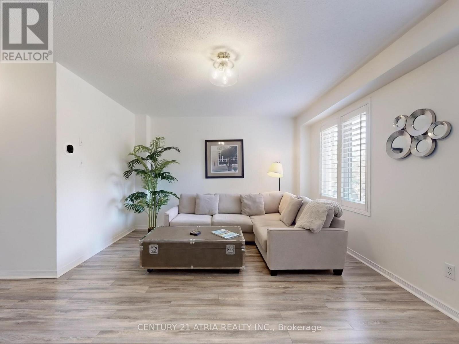 16 Stiles Avenue, Aurora, ON - Indoor Photo Showing Living Room