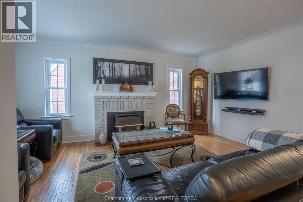 86 Phyllis Avenue, Chatham, ON - Indoor Photo Showing Living Room With Fireplace
