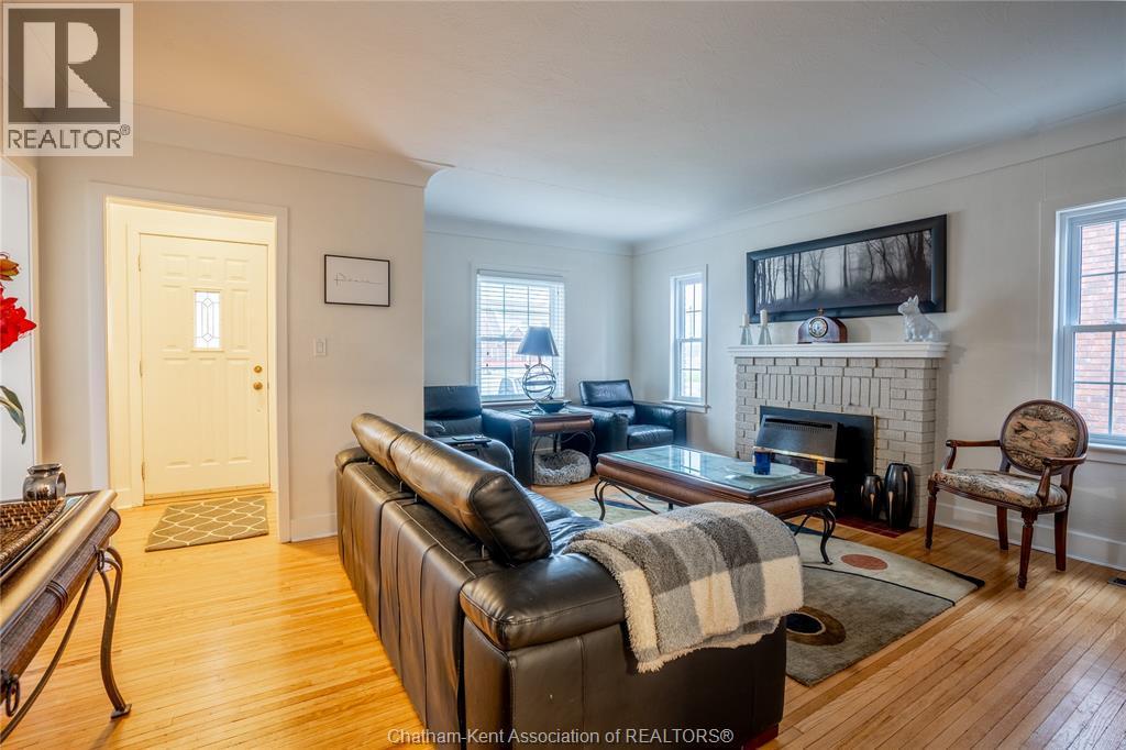 86 Phyllis Avenue, Chatham, ON - Indoor Photo Showing Living Room With Fireplace