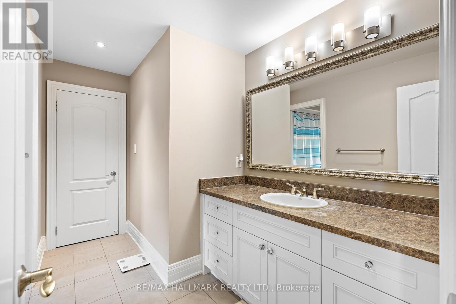 2485 Meadowridge Drive, Oakville, ON - Indoor Photo Showing Bathroom