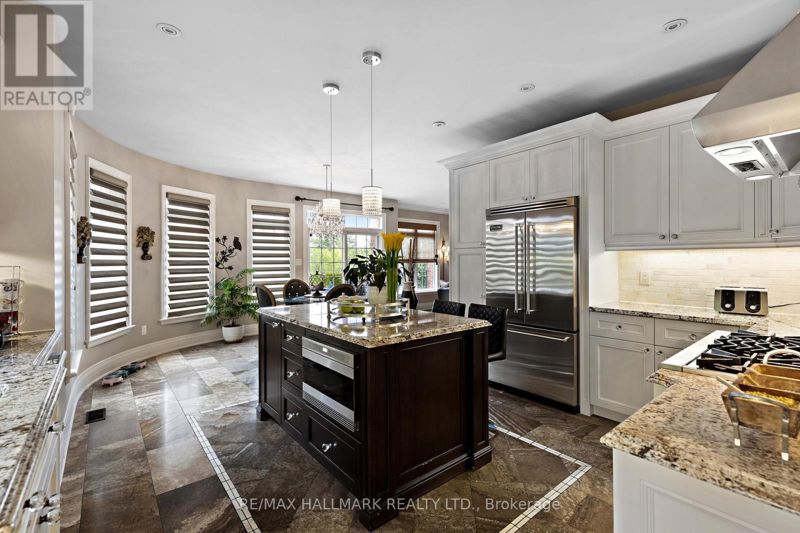 2485 Meadowridge Drive, Oakville, ON - Indoor Photo Showing Kitchen With Upgraded Kitchen