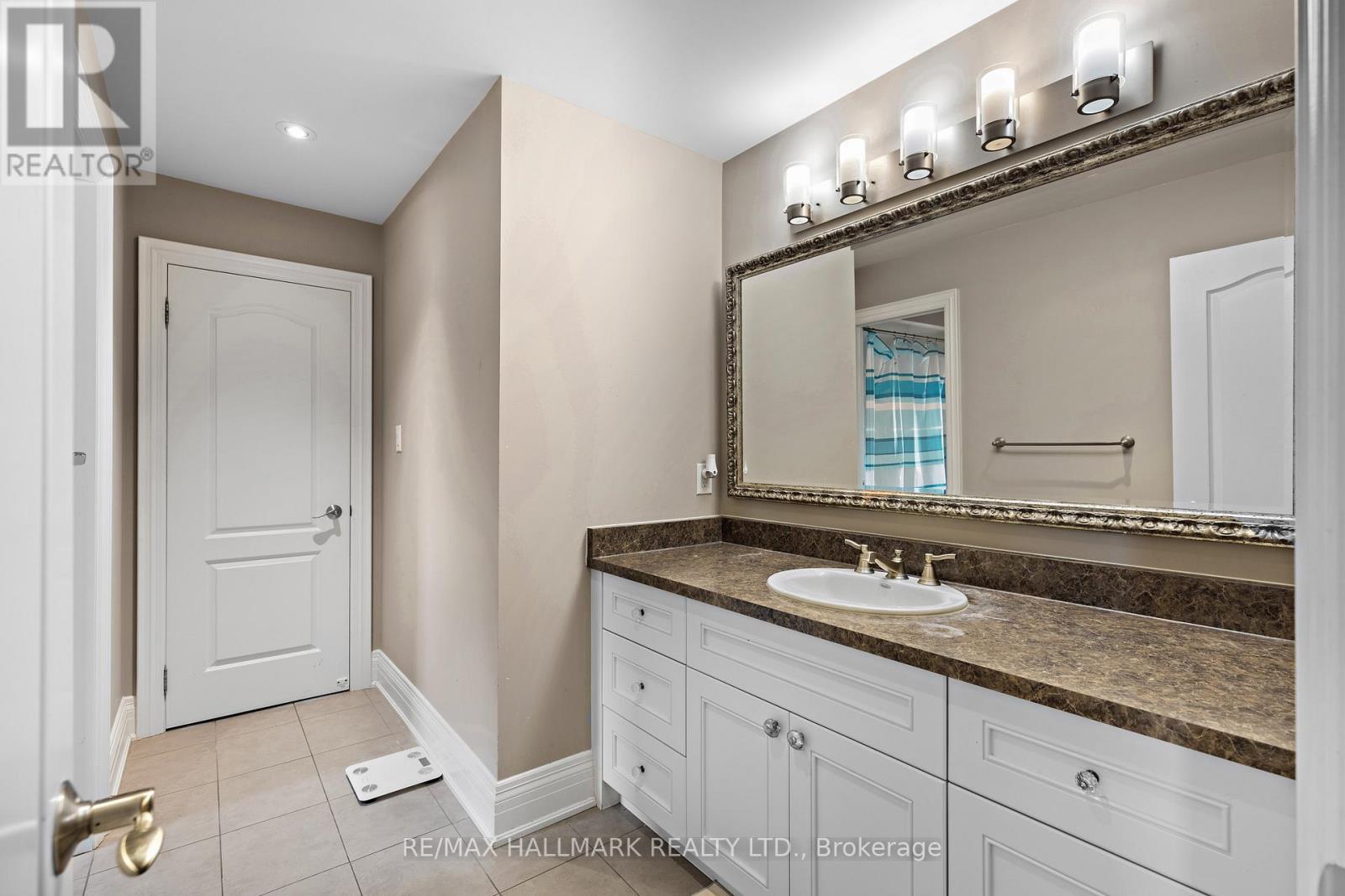 2485 Meadowridge Drive, Oakville, ON - Indoor Photo Showing Bathroom