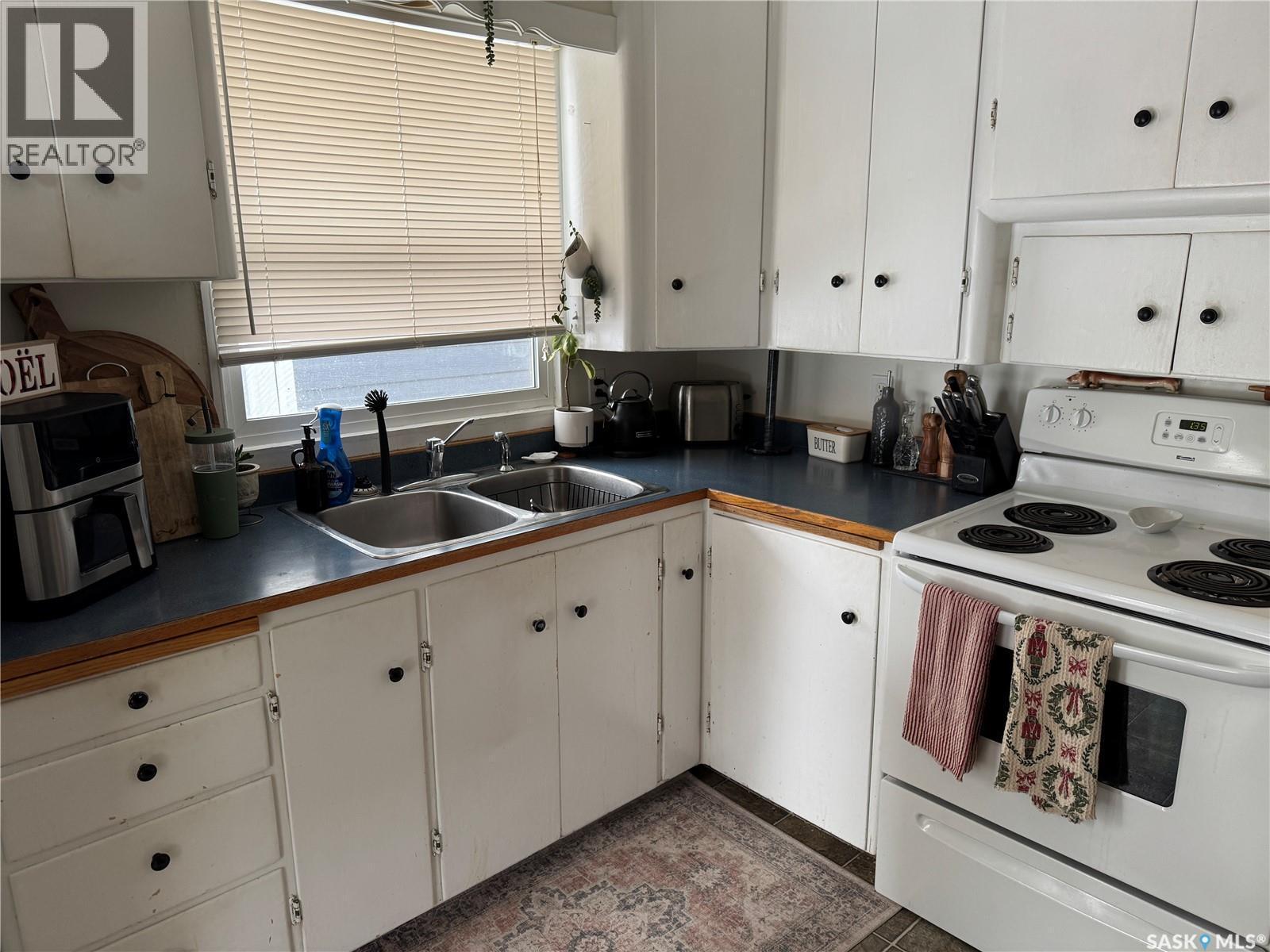 1134 Main Street, Saskatoon, SK - Indoor Photo Showing Kitchen With Double Sink