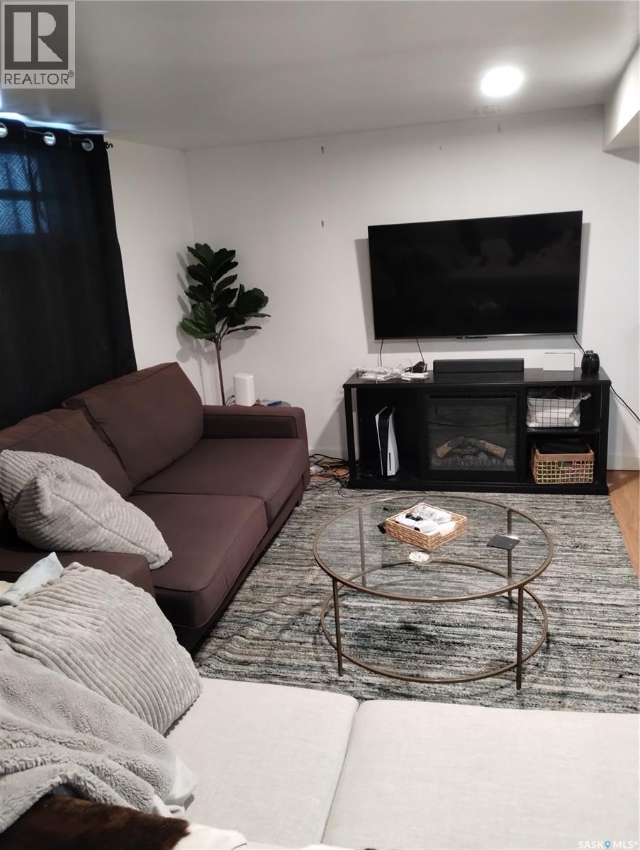 1134 Main Street, Saskatoon, SK - Indoor Photo Showing Living Room