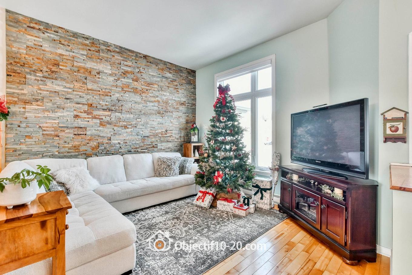 Salon - 113 Rue De L'Émeraude, Saint-Colomban, QC - Indoor Photo Showing Living Room