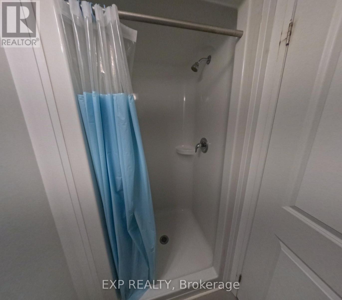 319 - 1900 Simcoe Street E, Oshawa, ON - Indoor Photo Showing Bathroom