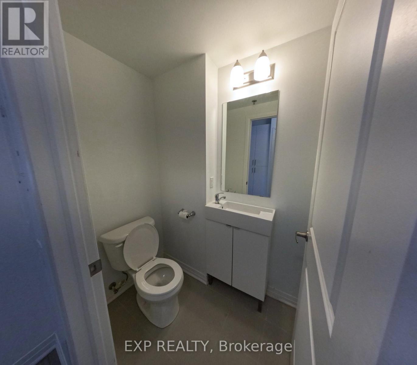 319 - 1900 Simcoe Street E, Oshawa, ON - Indoor Photo Showing Bathroom