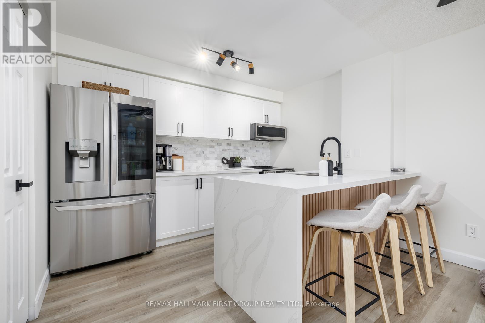 208 - 91 Aspen Springs Drive, Clarington, ON - Indoor Photo Showing Kitchen With Upgraded Kitchen