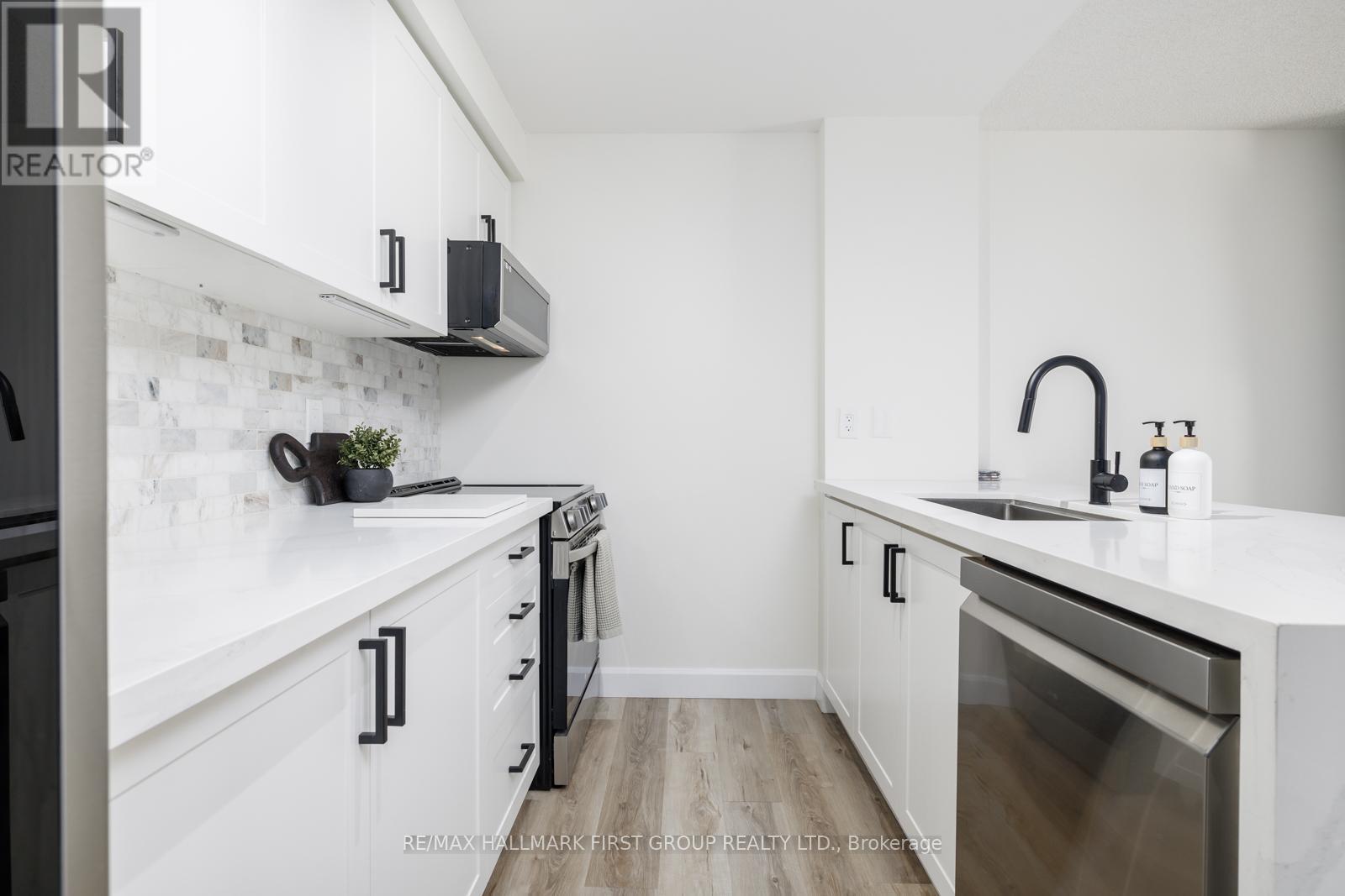 208 - 91 Aspen Springs Drive, Clarington, ON - Indoor Photo Showing Kitchen