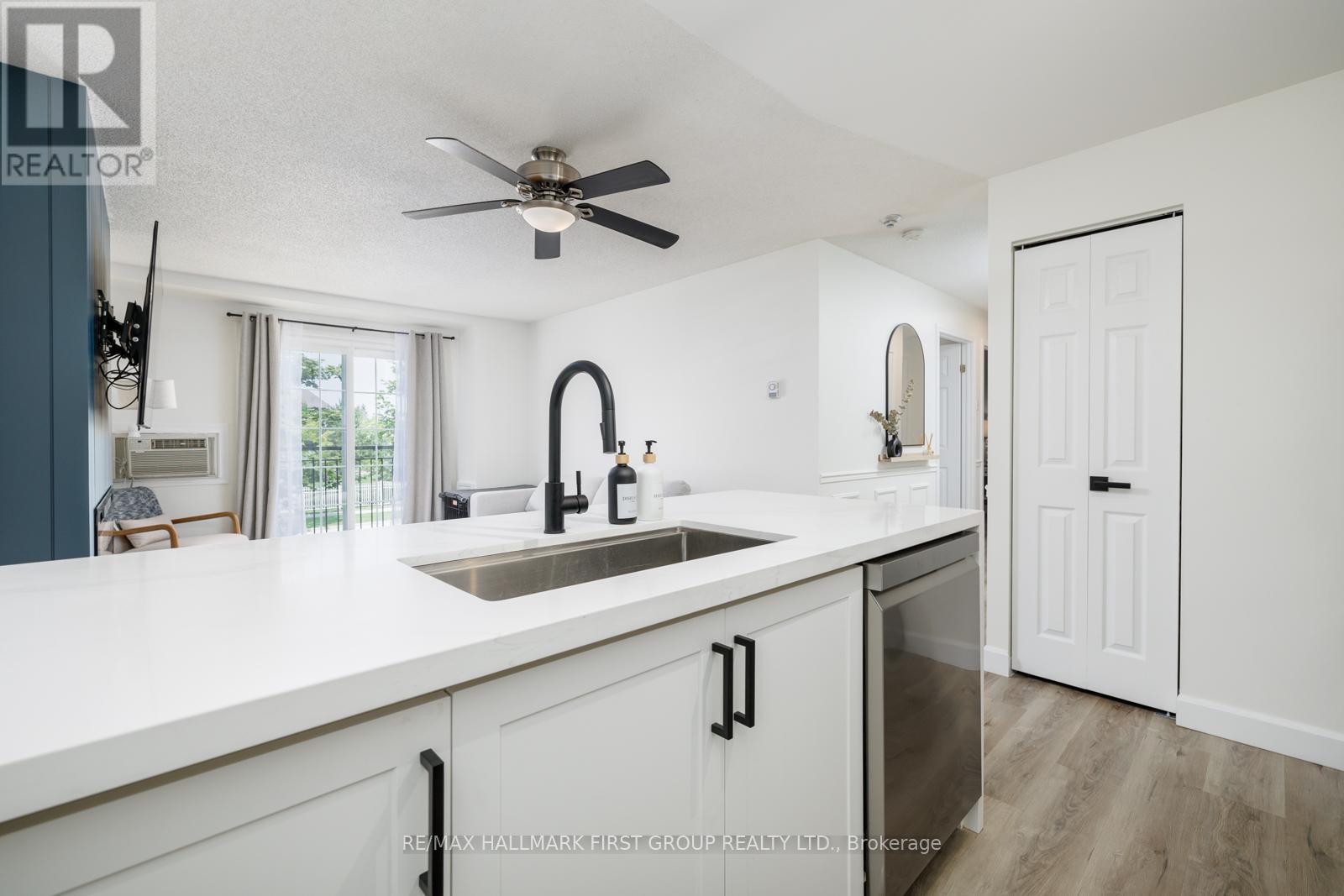 208 - 91 Aspen Springs Drive, Clarington, ON - Indoor Photo Showing Kitchen With Upgraded Kitchen