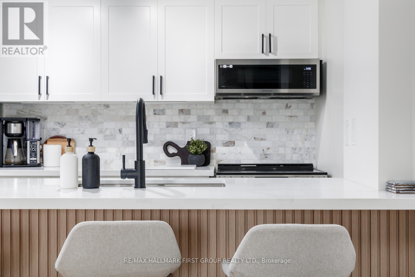 208 - 91 Aspen Springs Drive, Clarington, ON - Indoor Photo Showing Kitchen