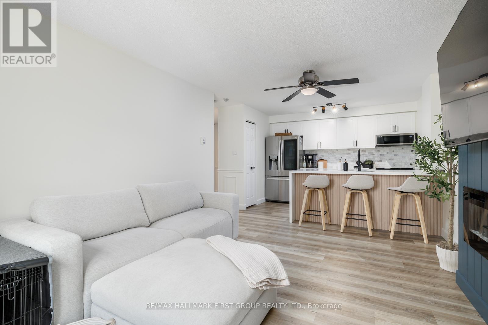 208 - 91 Aspen Springs Drive, Clarington, ON - Indoor Photo Showing Living Room