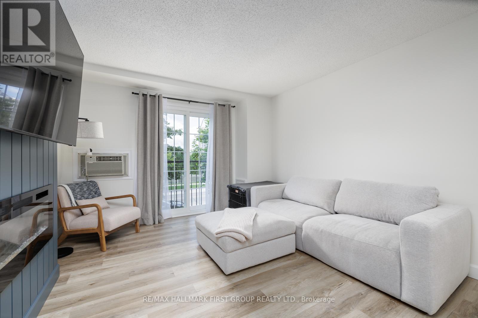 208 - 91 Aspen Springs Drive, Clarington, ON - Indoor Photo Showing Living Room