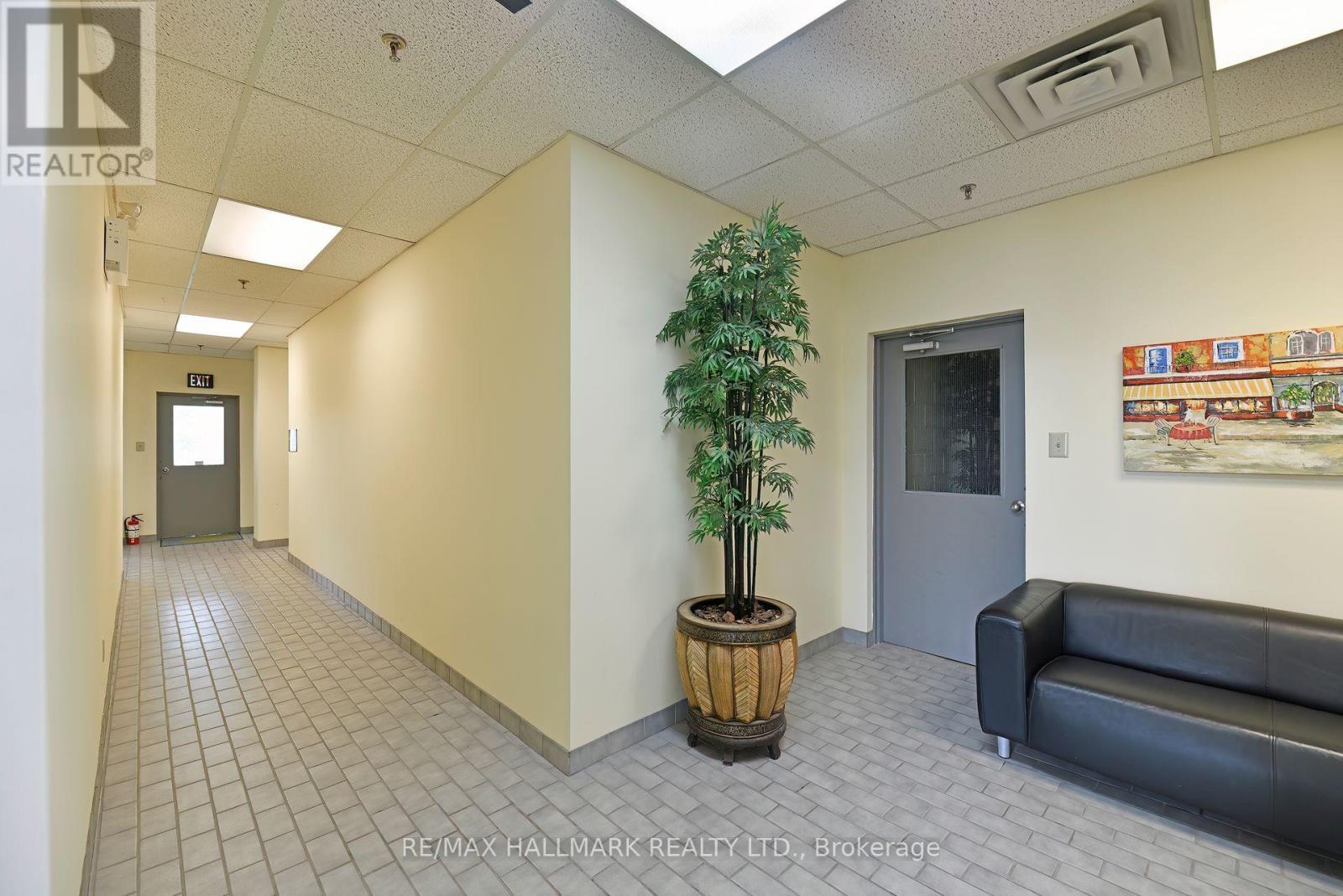 Unit Foyer - 203-3 - 70 East Beaver Creek Road, Richmond Hill, ON
