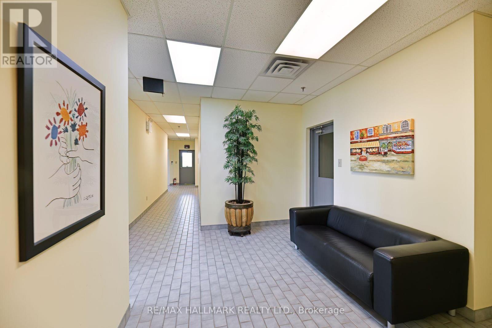 Unit Foyer - 203-3 - 70 East Beaver Creek Road, Richmond Hill, ON
