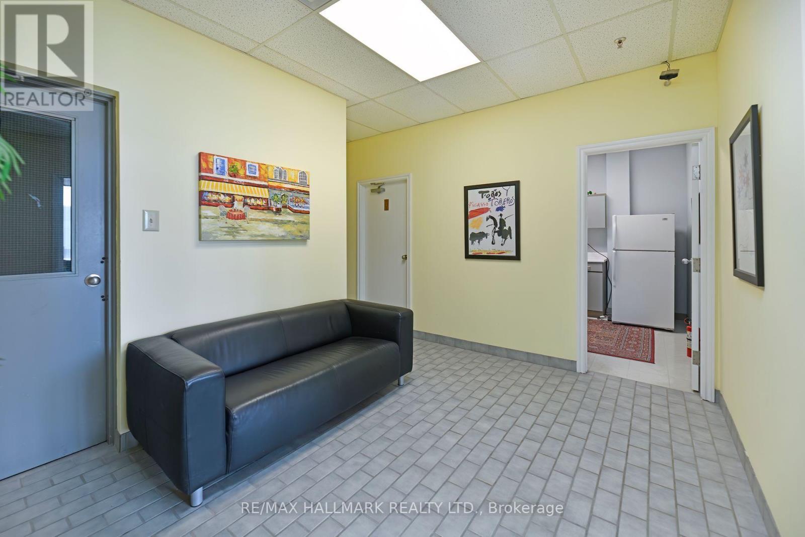 Unit Foyer - 203-3 - 70 East Beaver Creek Road, Richmond Hill, ON