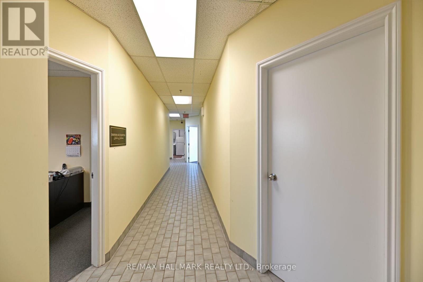 Unit Foyer - 203-3 - 70 East Beaver Creek Road, Richmond Hill, ON