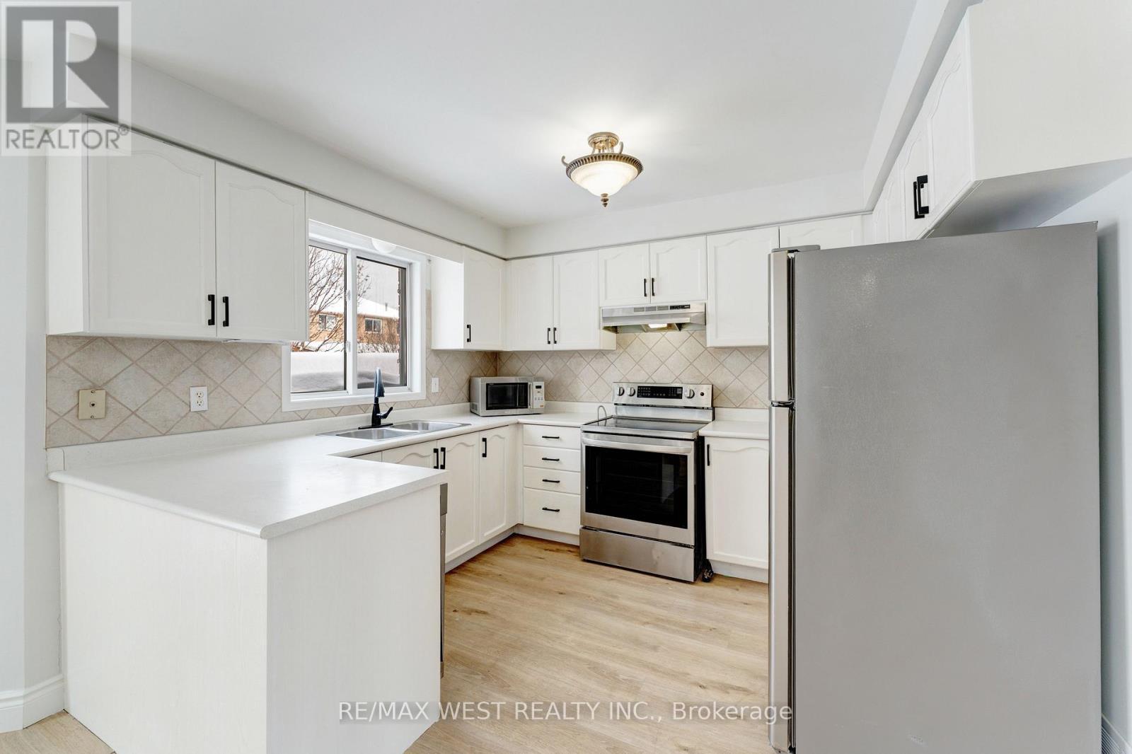 20 Felt Crescent, Barrie, ON - Indoor Photo Showing Kitchen