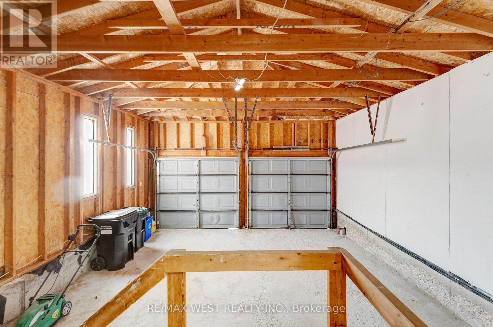 20 Felt Crescent, Barrie, ON - Indoor Photo Showing Garage