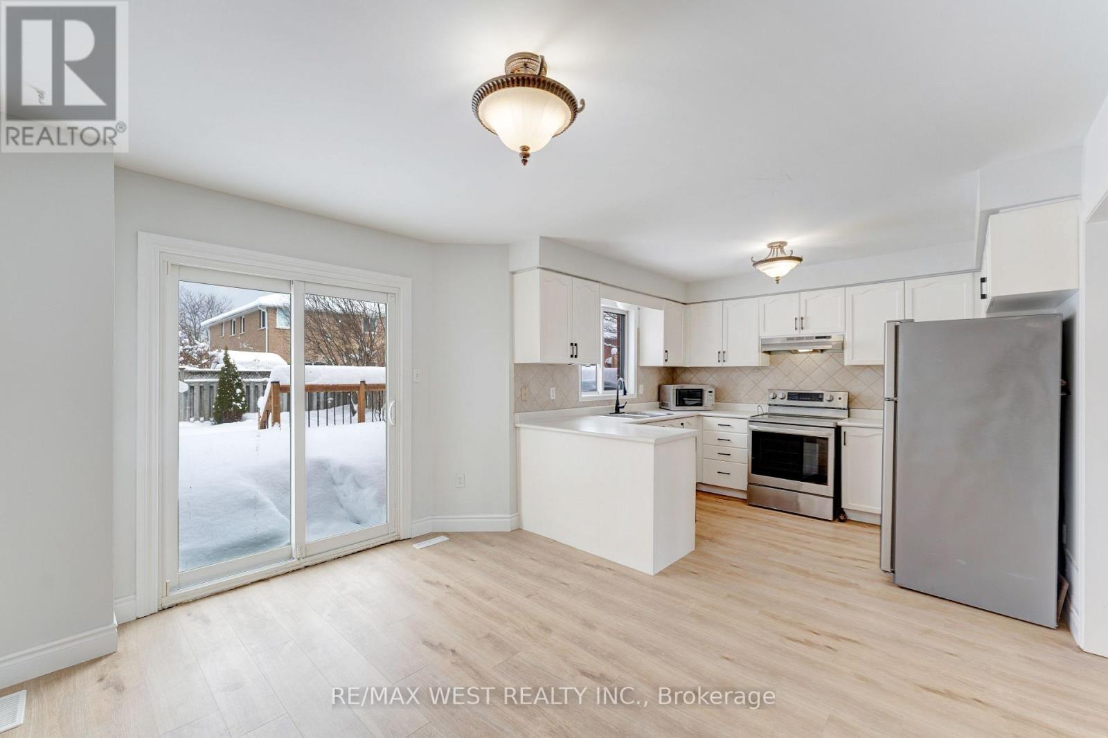 20 Felt Crescent, Barrie, ON - Indoor Photo Showing Kitchen