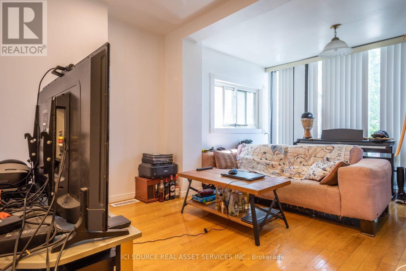 1 - 693 Euclid Avenue, Toronto, ON - Indoor Photo Showing Living Room