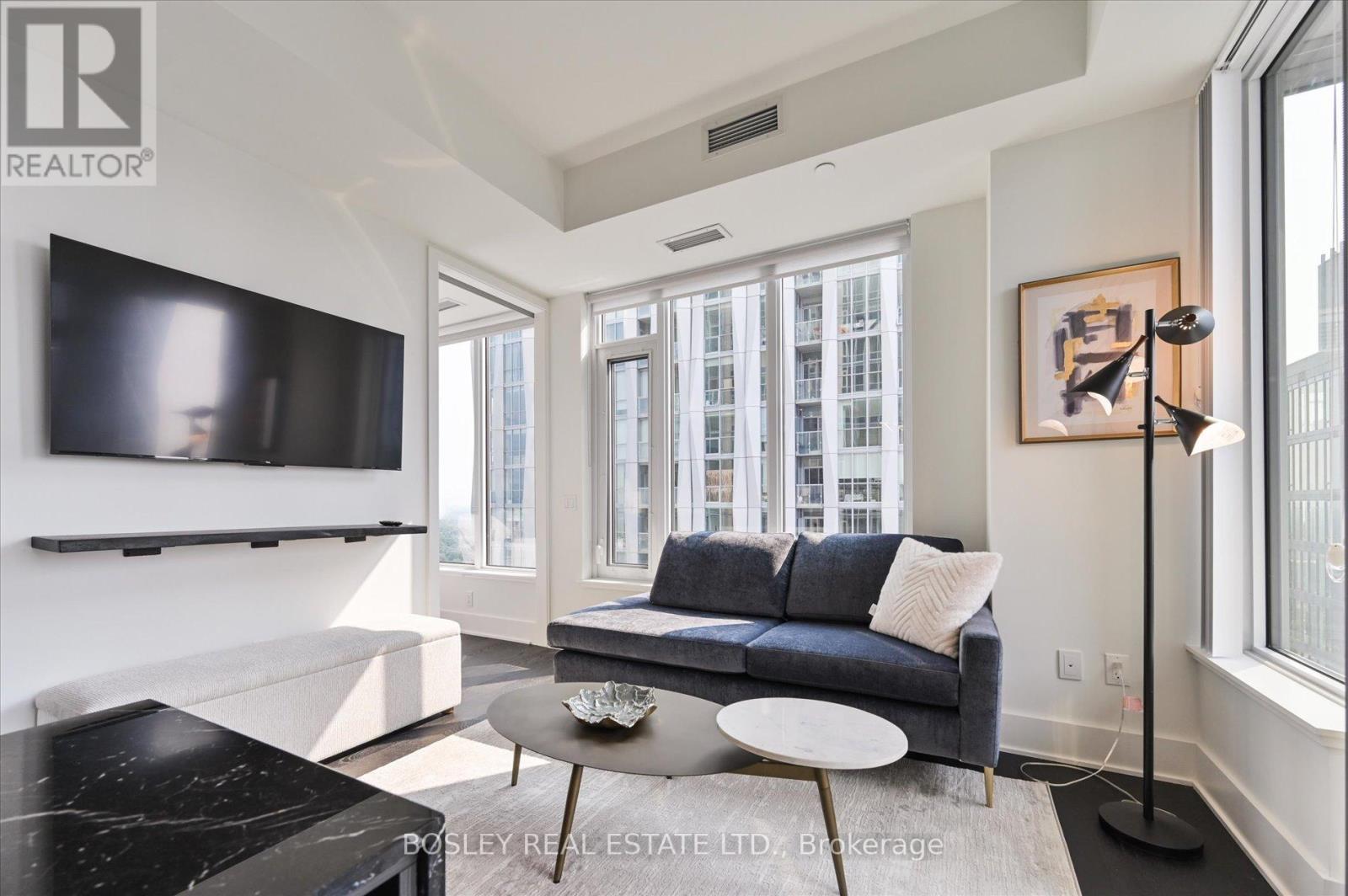 4707 - 11 Yorkville Avenue, Toronto, ON - Indoor Photo Showing Living Room