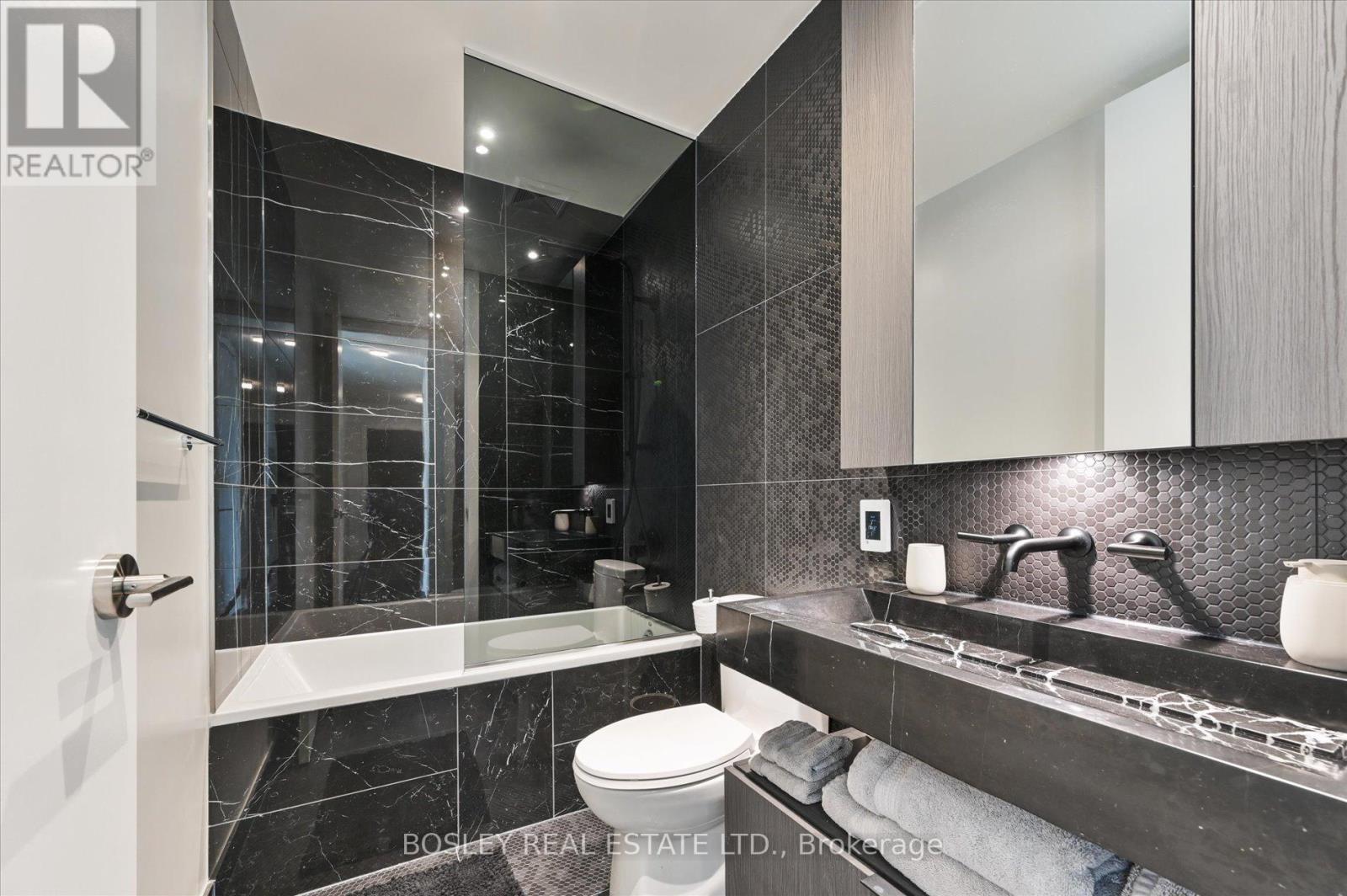 4707 - 11 Yorkville Avenue, Toronto, ON - Indoor Photo Showing Bathroom