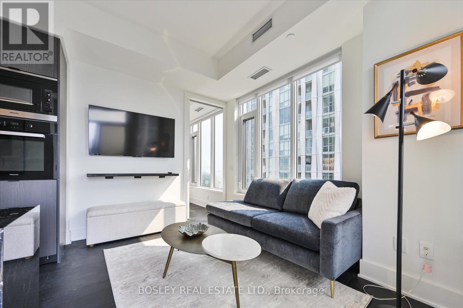 4707 - 11 Yorkville Avenue, Toronto, ON - Indoor Photo Showing Living Room