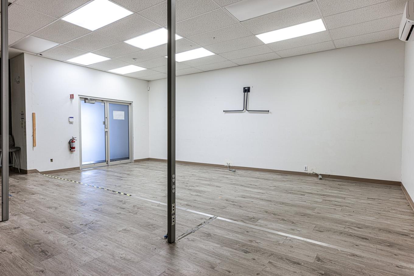 Commerce - 101-2900 Boul. Losch, Longueuil (Saint-Hubert), QC - Indoor