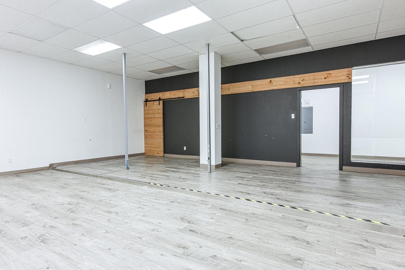 Commerce - 101-2900 Boul. Losch, Longueuil (Saint-Hubert), QC - Indoor Photo Showing Other Room