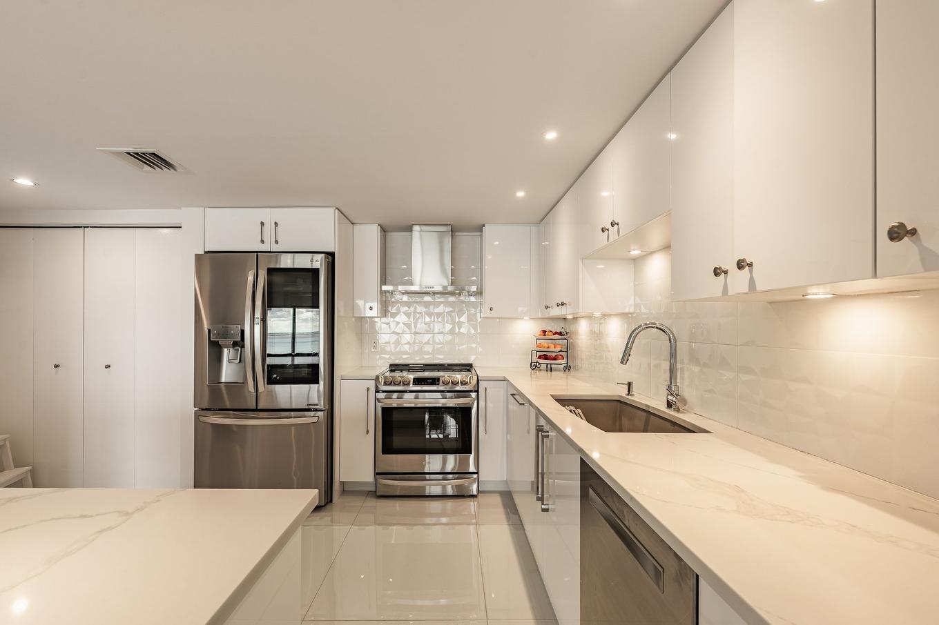 Kitchen - 1202-100 Rue Berlioz, Montréal (Verdun/Île-Des-Soeurs), QC - Indoor Photo Showing Kitchen With Upgraded Kitchen