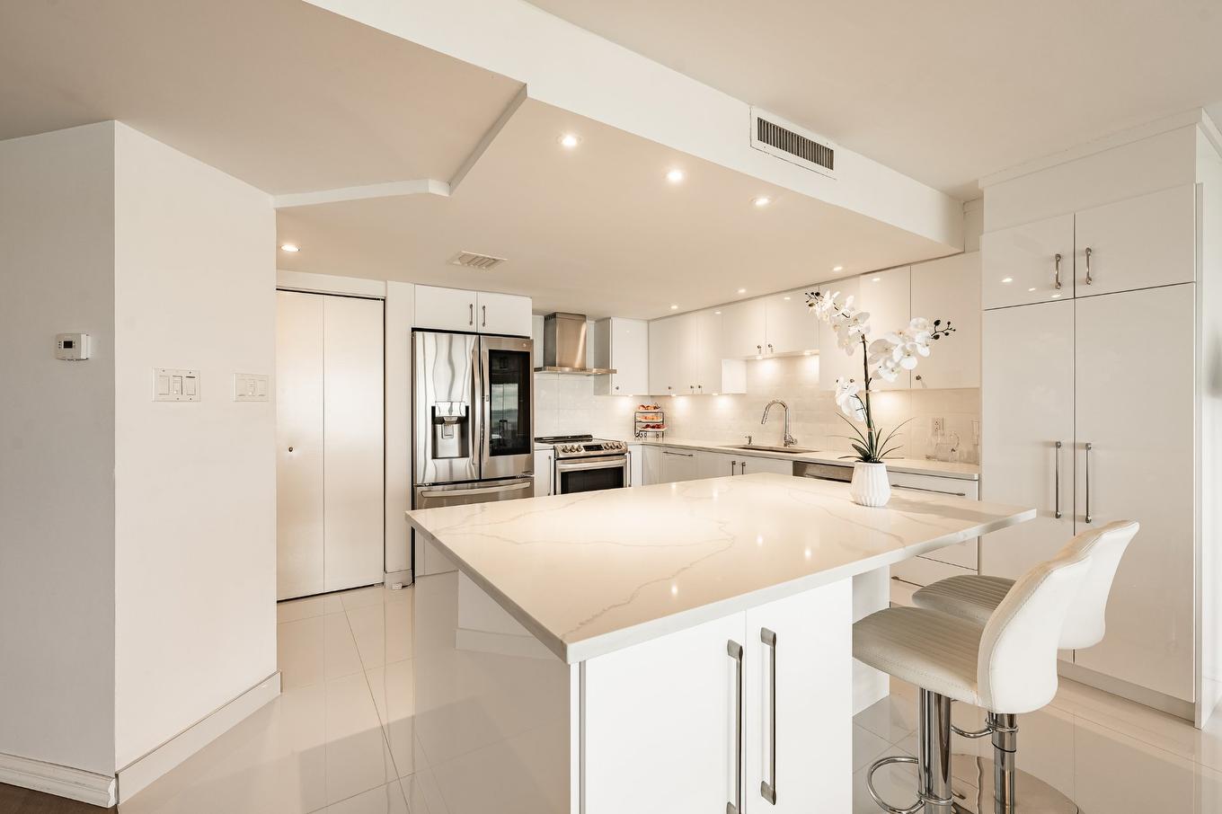 Kitchen - 1202-100 Rue Berlioz, Montréal (Verdun/Île-Des-Soeurs), QC - Indoor Photo Showing Kitchen With Upgraded Kitchen