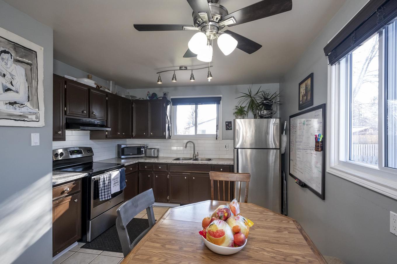 522 Redwood Avenue W, Thunder Bay, ON - Indoor Photo Showing Kitchen With Double Sink