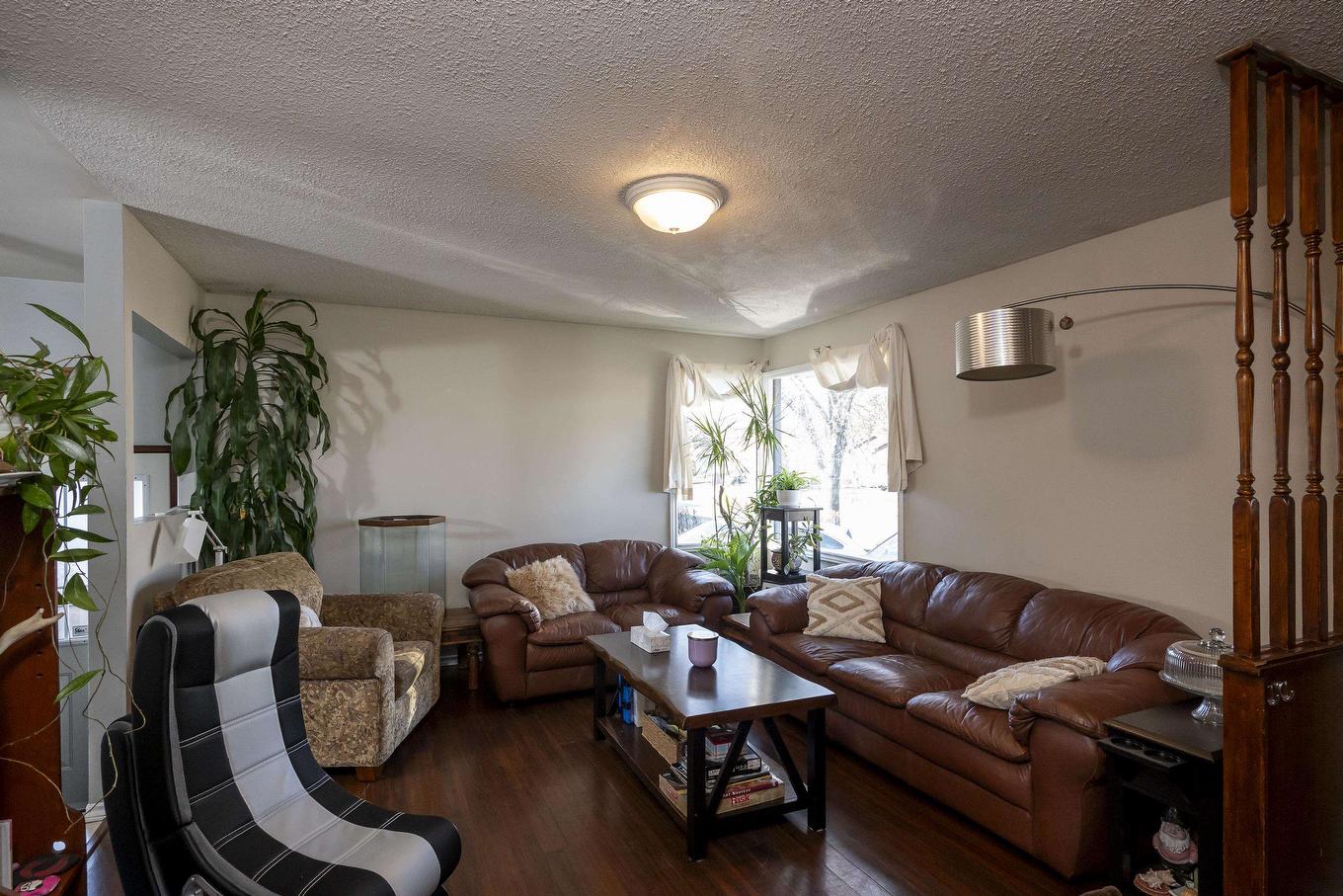 522 Redwood Avenue W, Thunder Bay, ON - Indoor Photo Showing Living Room
