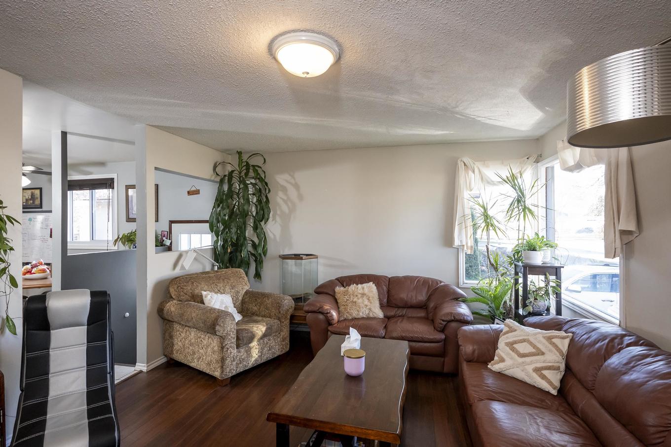 522 Redwood Avenue W, Thunder Bay, ON - Indoor Photo Showing Living Room