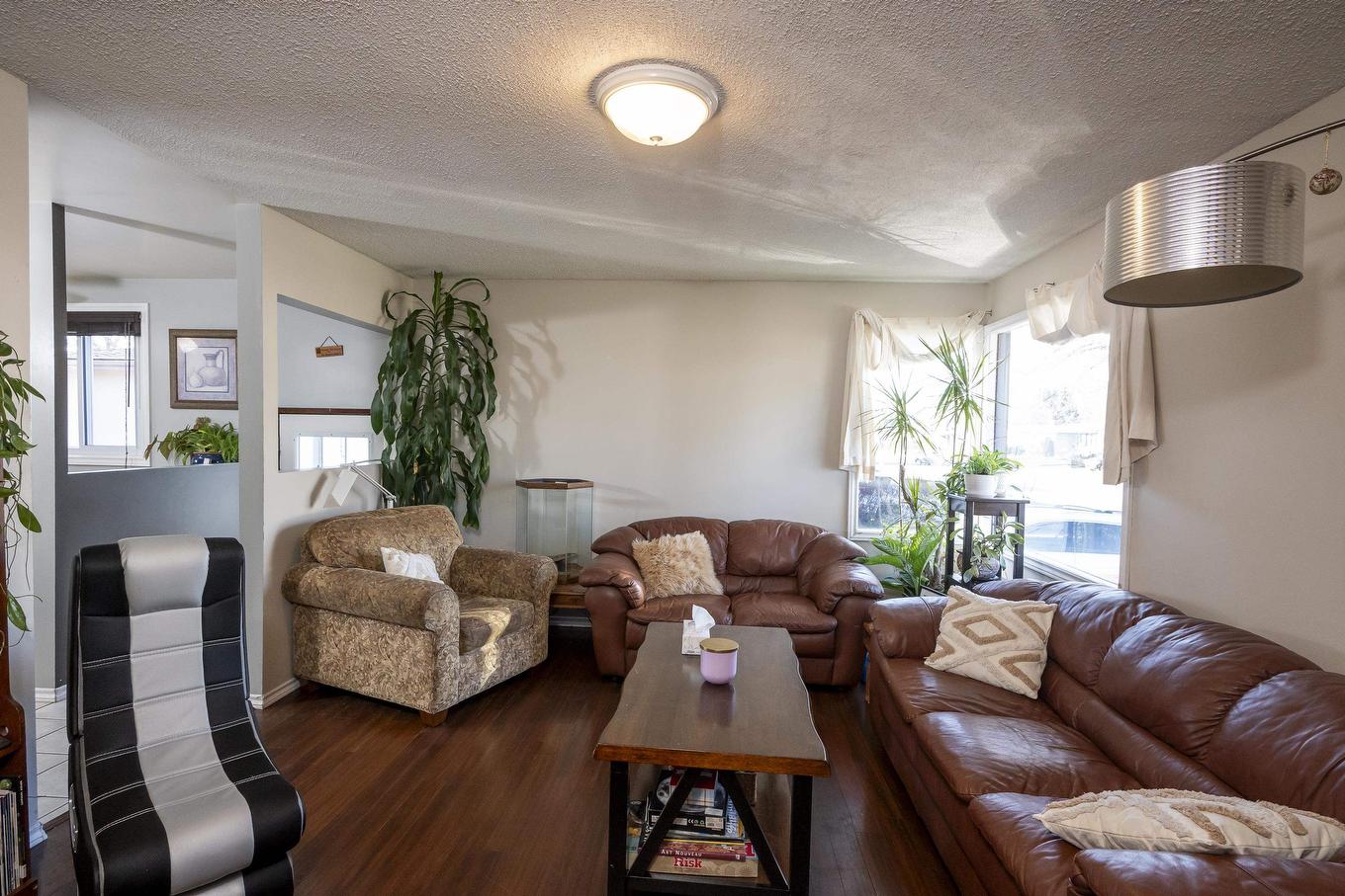 522 Redwood Avenue W, Thunder Bay, ON - Indoor Photo Showing Living Room