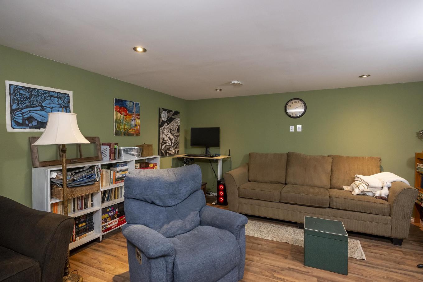 522 Redwood Avenue W, Thunder Bay, ON - Indoor Photo Showing Living Room