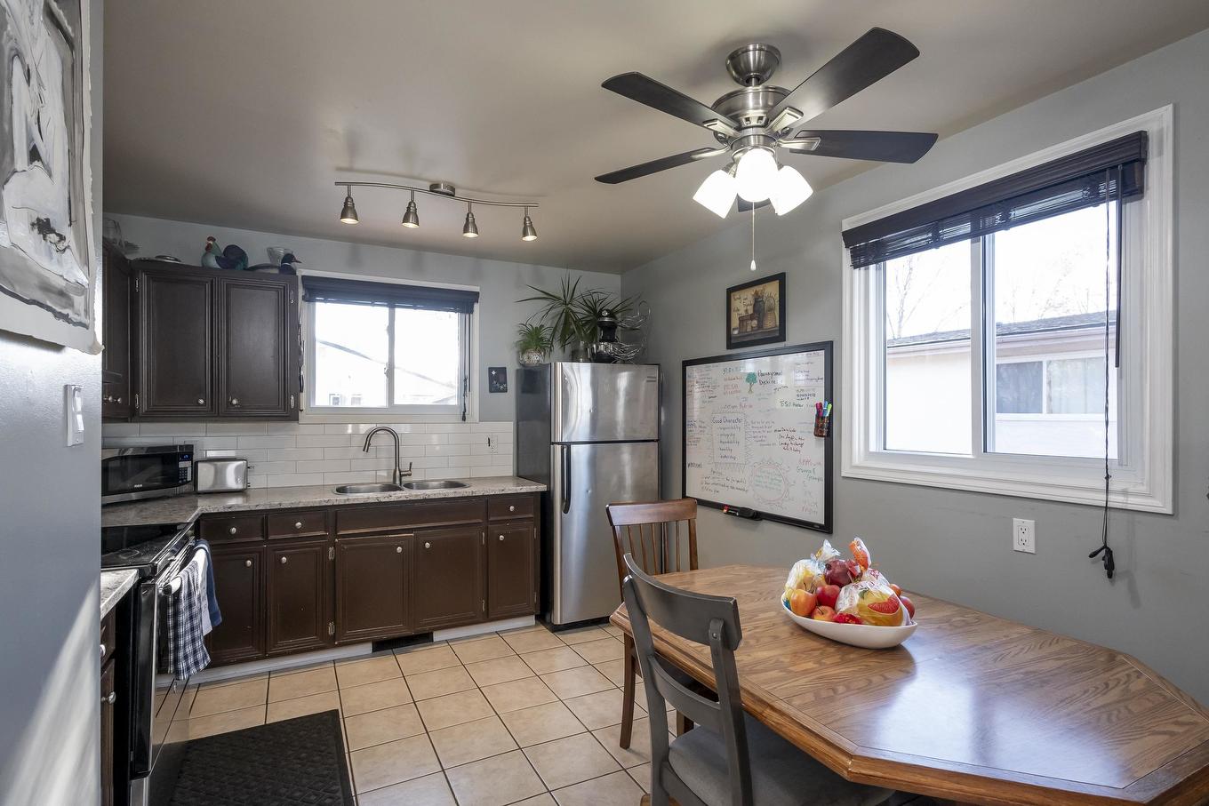 522 Redwood Avenue W, Thunder Bay, ON - Indoor Photo Showing Kitchen With Double Sink