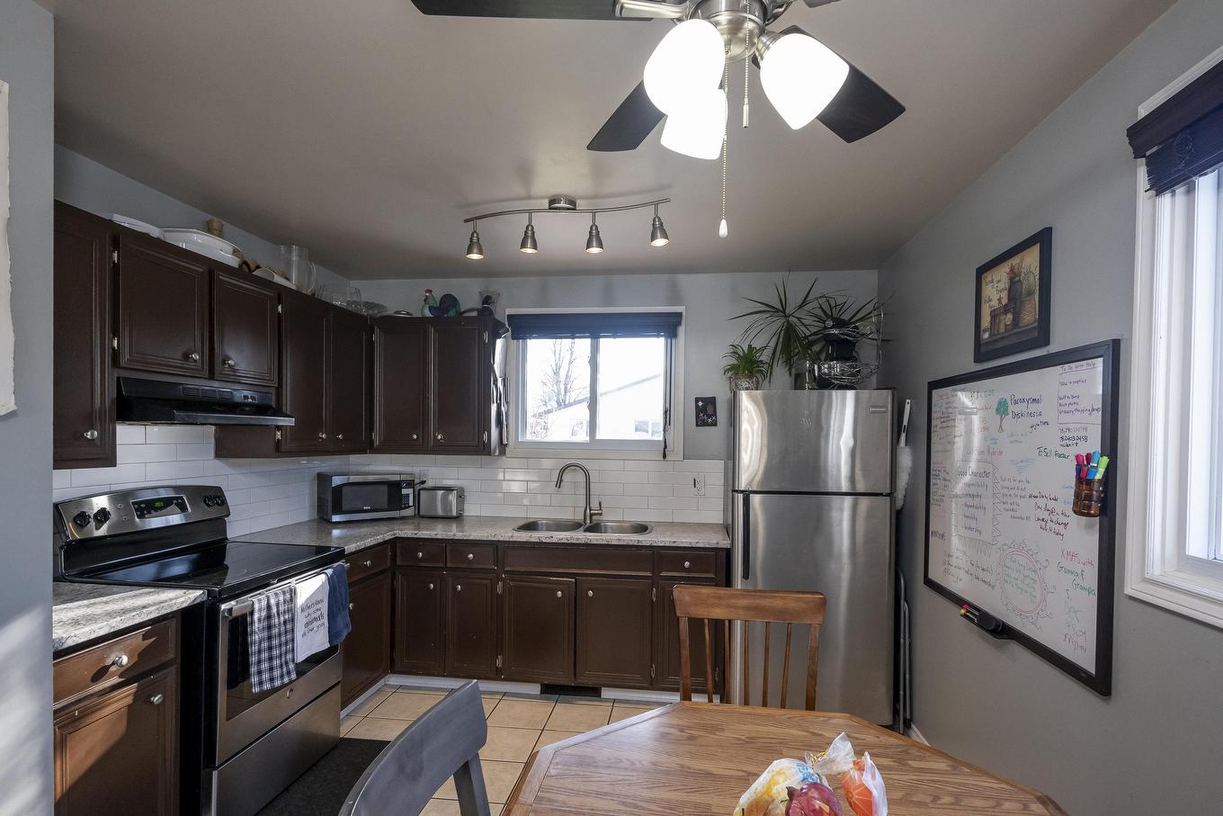522 Redwood Avenue W, Thunder Bay, ON - Indoor Photo Showing Kitchen With Double Sink