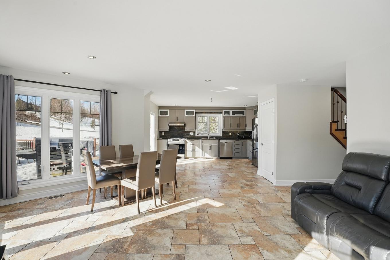 Salon - 1175 Boul. Labrosse, Gatineau (Gatineau), QC - Indoor